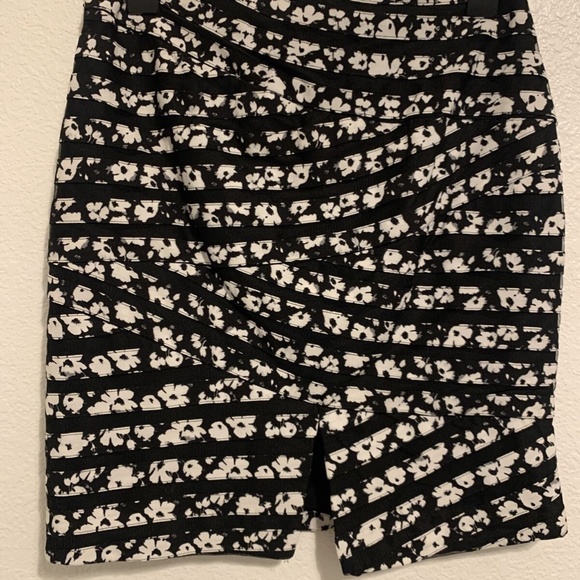White House Black Market Floral Zig Zag Pencil Straight Skirt Women's Size 00 - Picture 2 of 10
